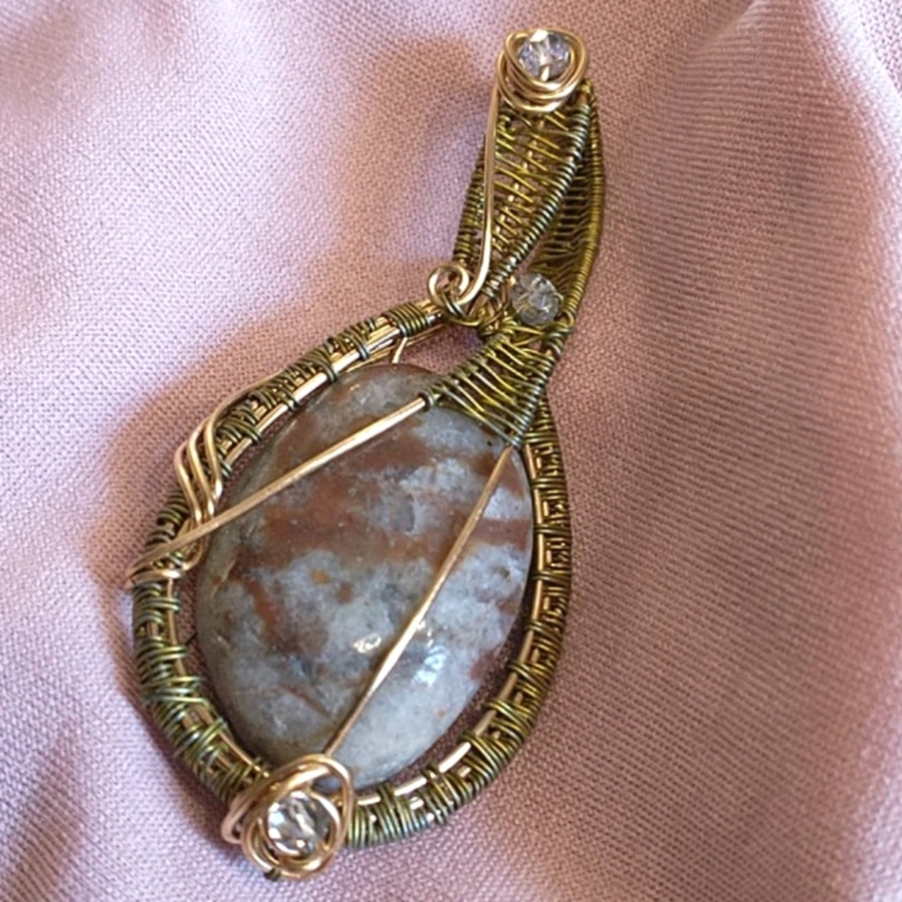 🇨🇦 Wire Weaved Feldspar Pendant